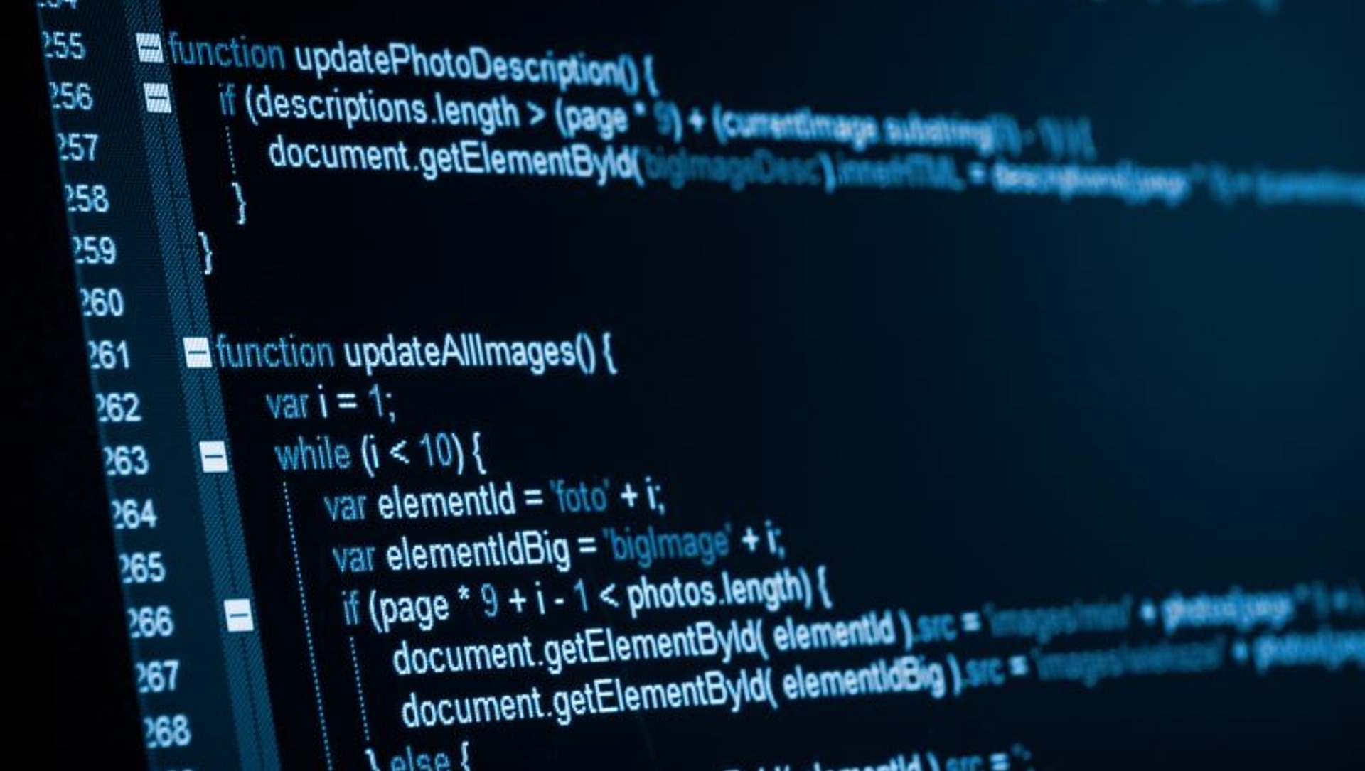 Equipo trabajando en el desarrollo de una solución digital